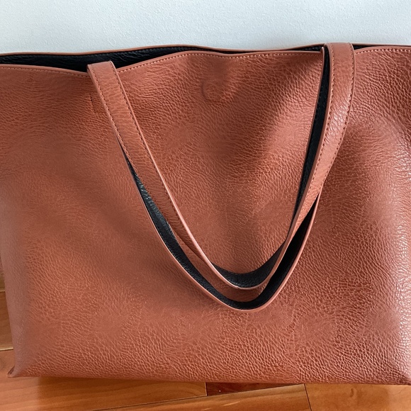 Vegan leather tote and zip pouch - Picture 1 of 6